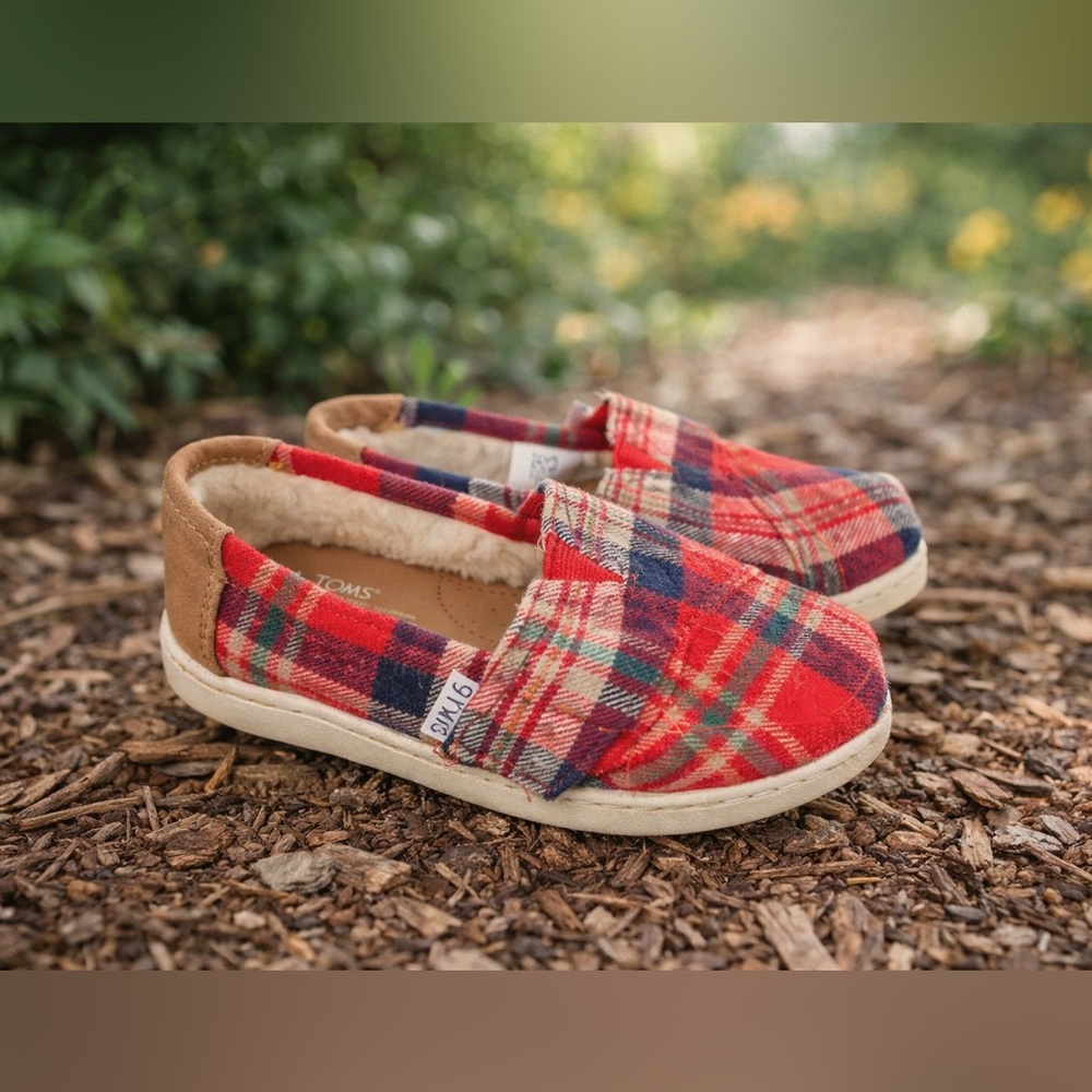 TOMS Kids Plaid Slip On Shoes Fuzzy Lined Loafers Size 10‎ Red Blue Cozy